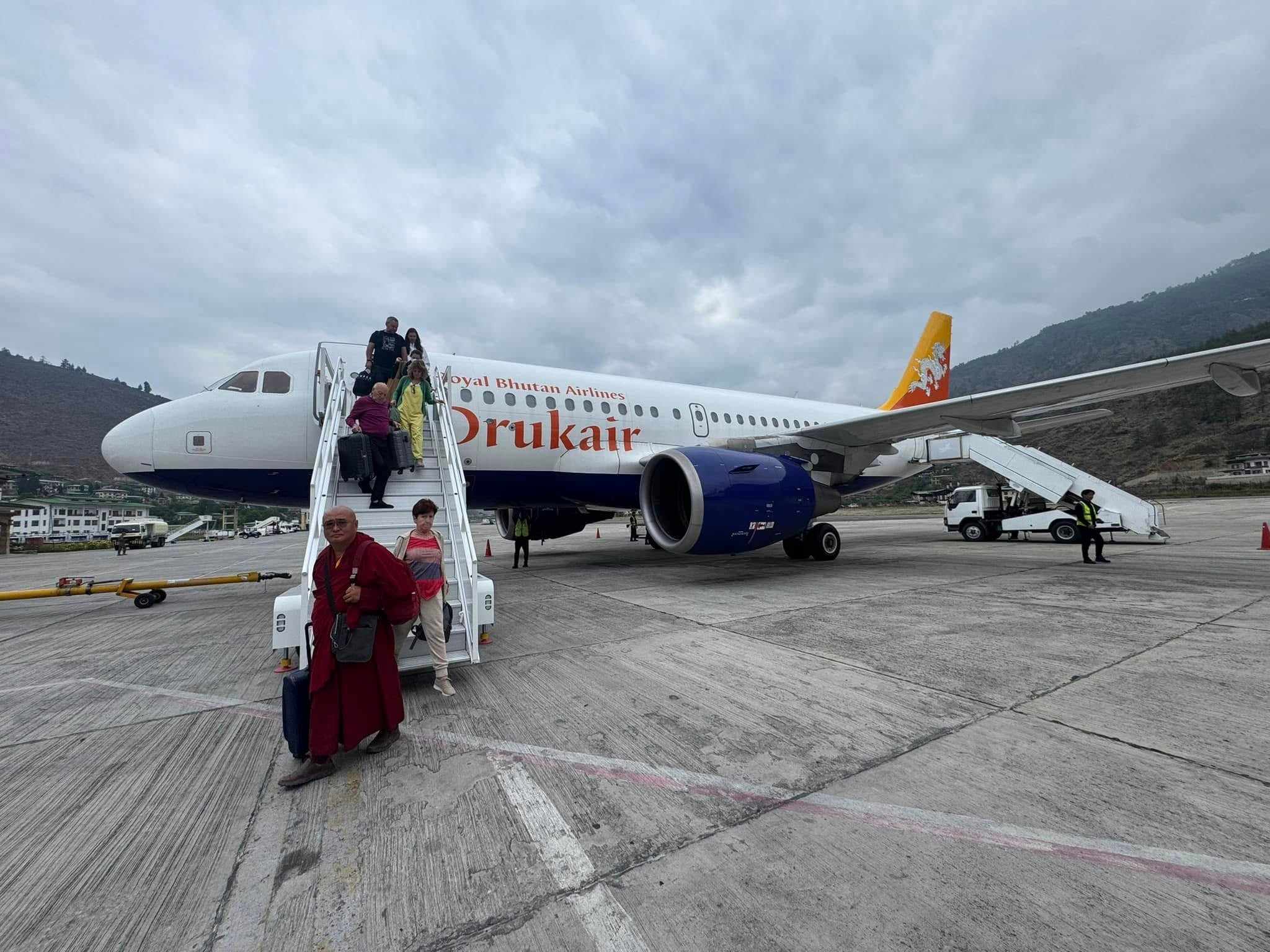 भुटानबाट काठमाडौं आउँदै गरेको महिला टोली सवार विमानमा गडबडी
