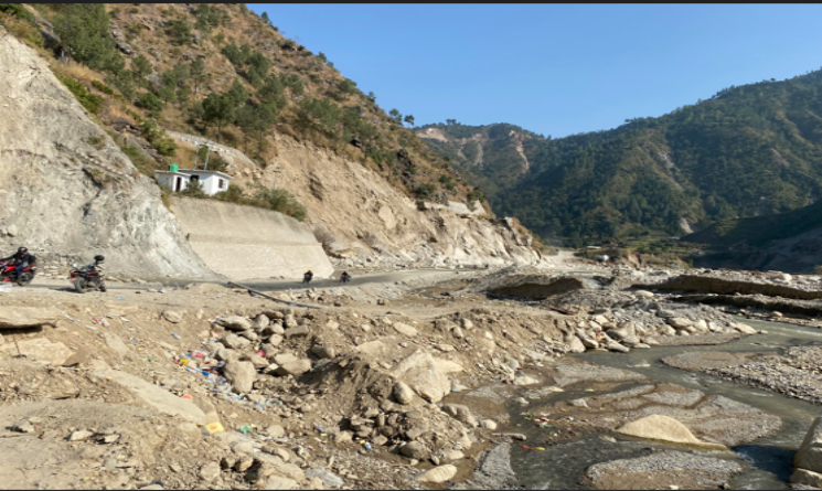 आठ घण्टादेखि बिपी राजमार्ग अवरुद्ध, बाढीले बगाउँदा महिला बेपत्ता
