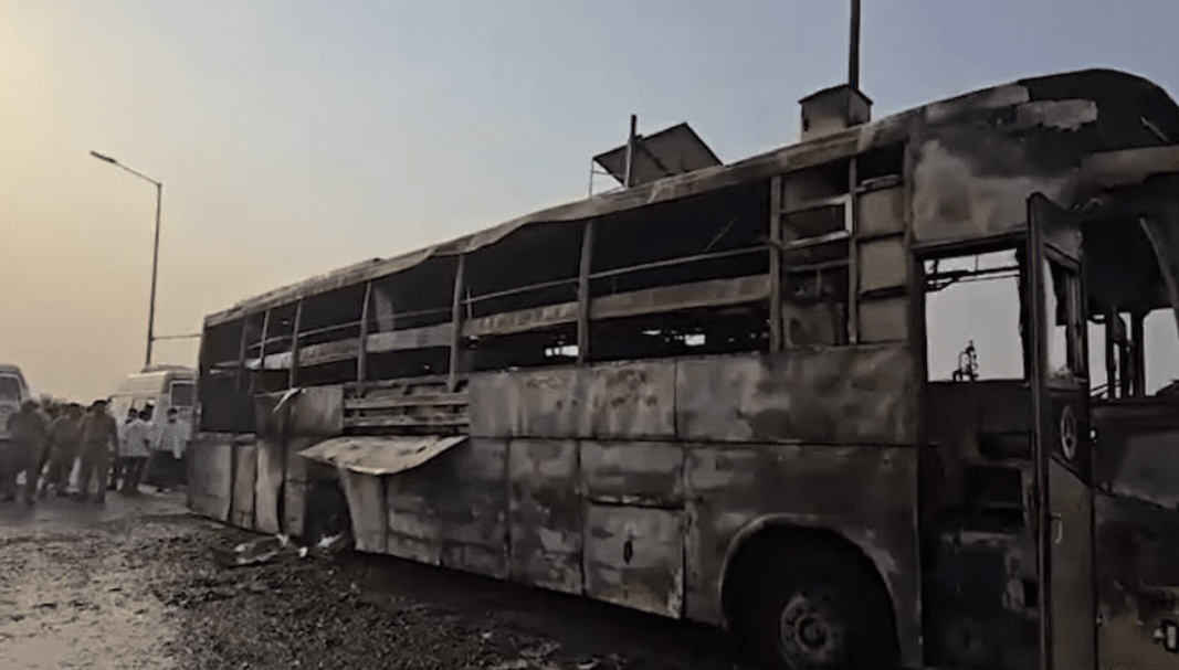 गुडिरहेको बसमा आगलागी,  पाँच जना यात्रुको जलेर मृत्यु
