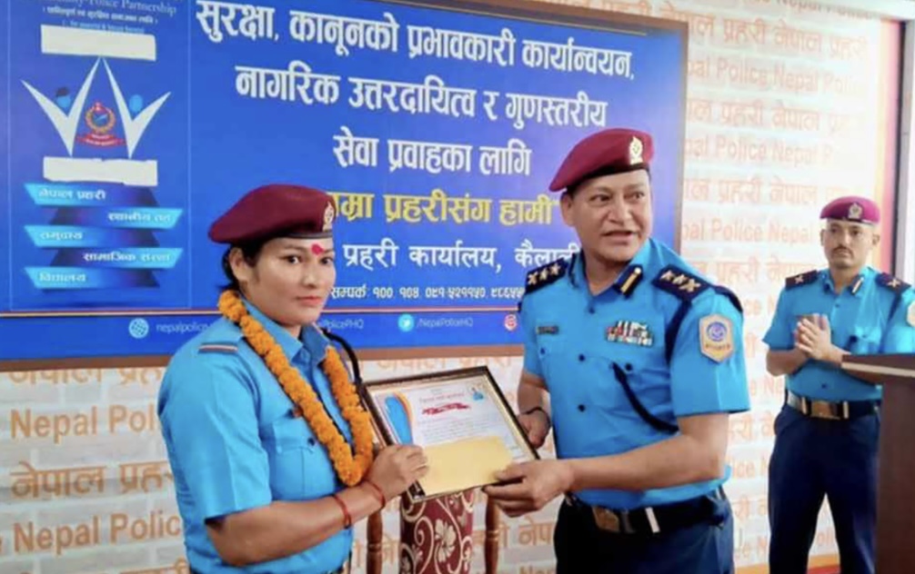 सुत्केरी व्यथाले छटपटिएकी महिलाको उद्धार गरेकी प्रहरी जवान पुरस्कृत