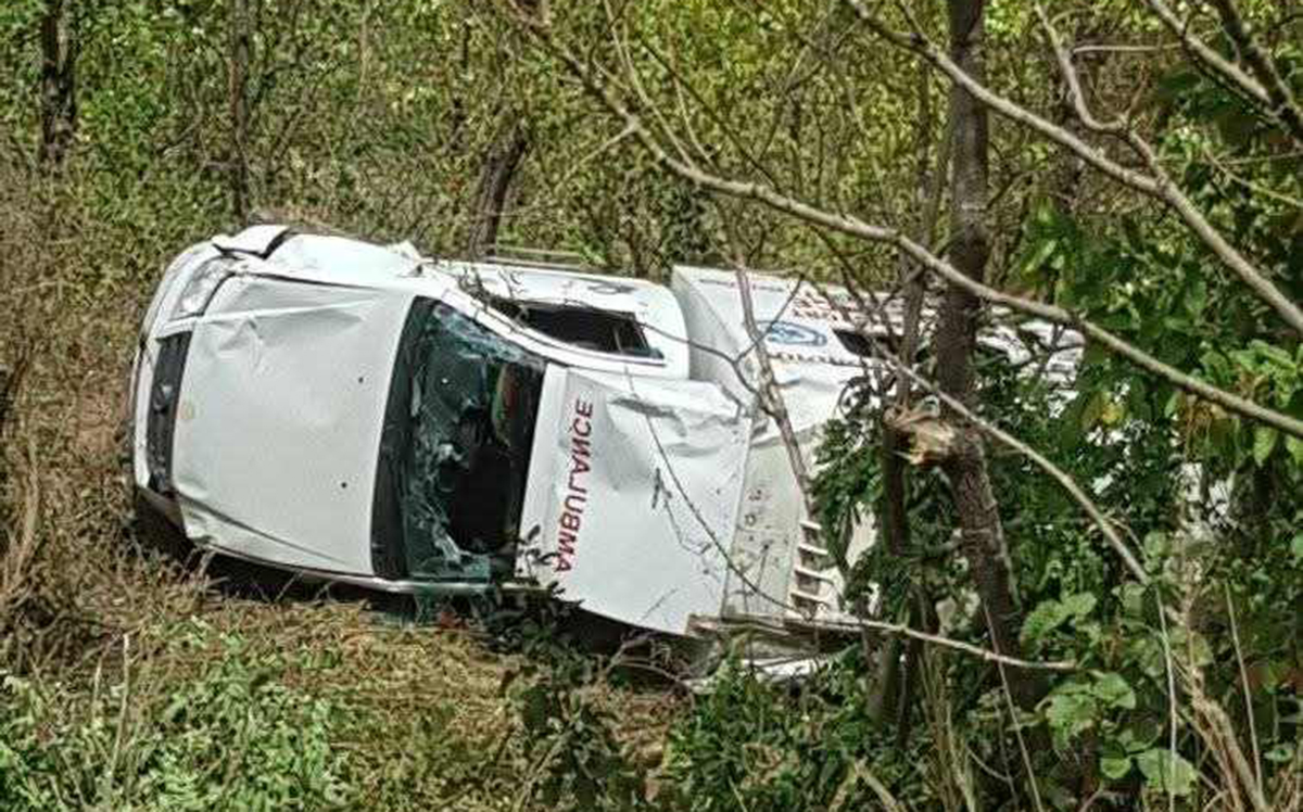 शव बोकेर काठमाडौ जांदै गरेको एम्बुलेन्स दुर्घटनामा