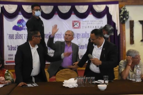 कार्यक्रम हुँदा हुँदै बीचमै छाडेर भागे बाबुराम भट्टराई