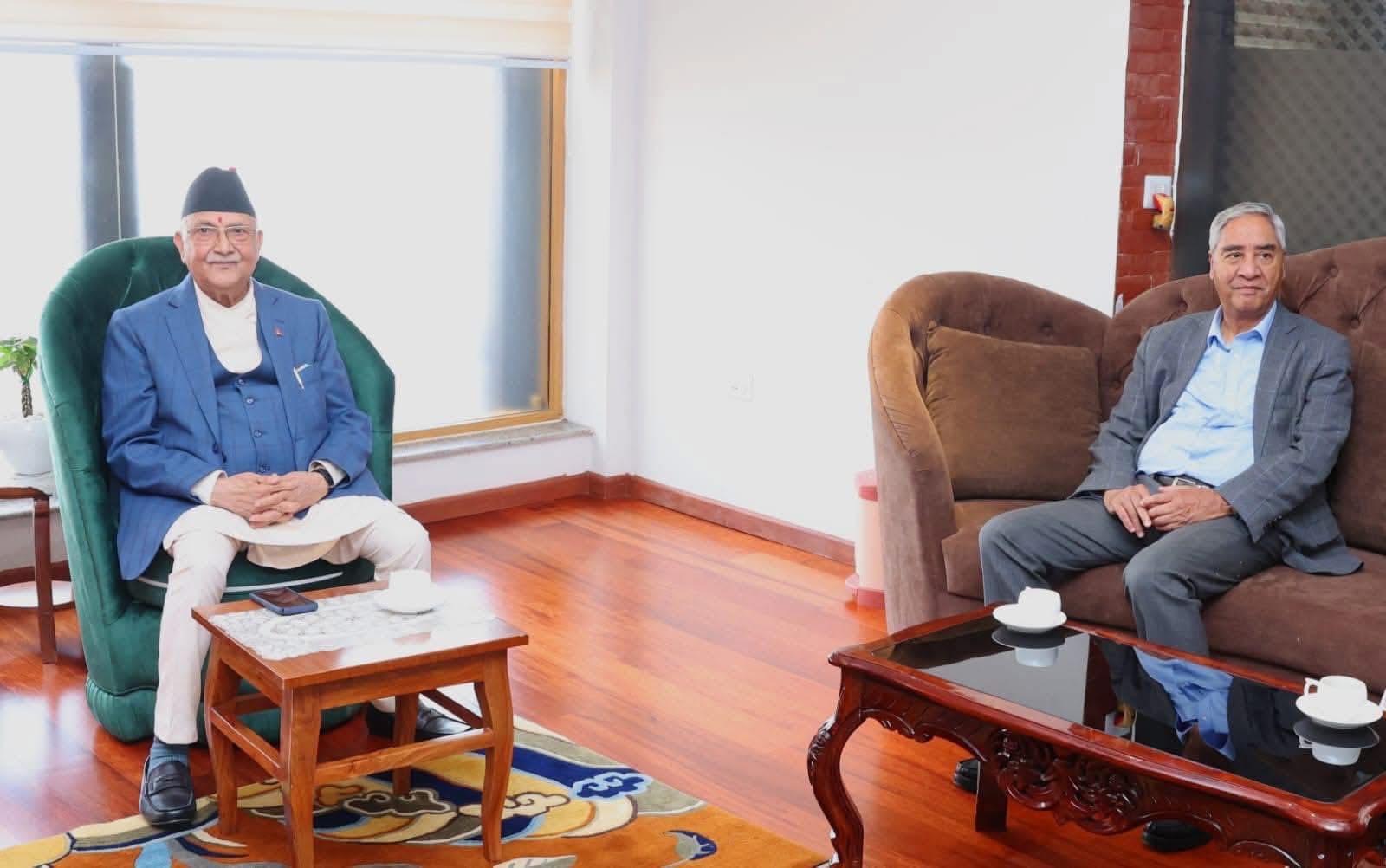 भिजिट भिसा प्रकरण चर्किएपछि प्रधानमन्त्री ओली र कांग्रेस सभापति  देउवा जुटे एक्लाएक्लै छलफलमा