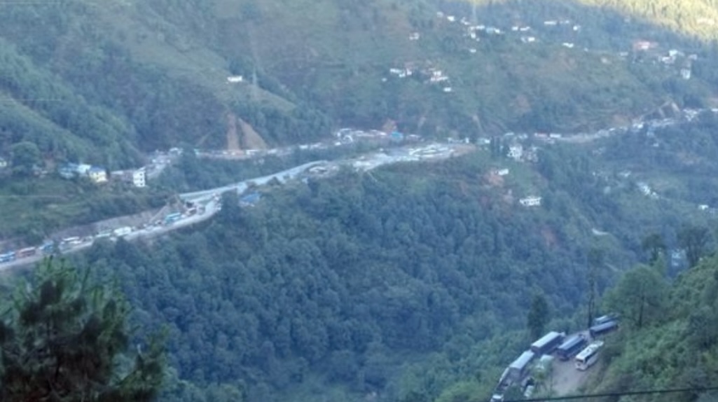 काठमाडौं आउँदै गरेको बस नागढुंगामा पल्टियो