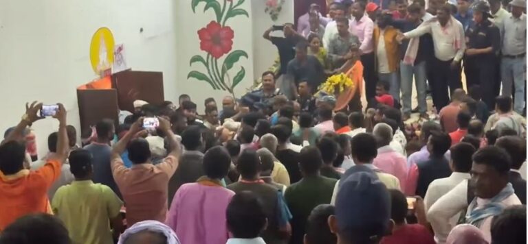 एमालेमा मौलायो गुट, धनुषाको अधिवेशनमा कुटाकुट