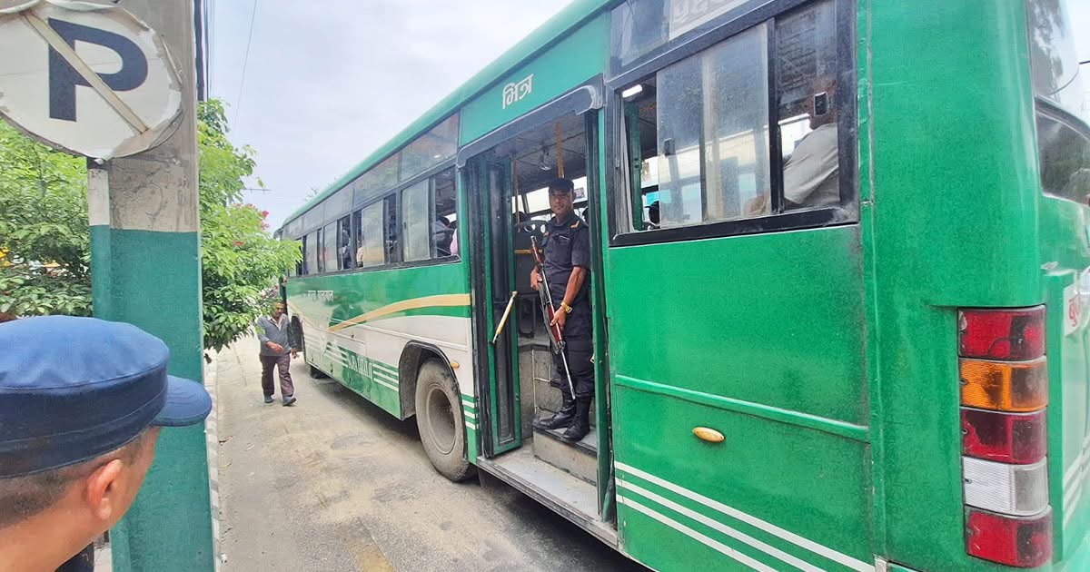 बन्दुकधारी प्रहरीको सुरक्षा घेरामा साझाका बस