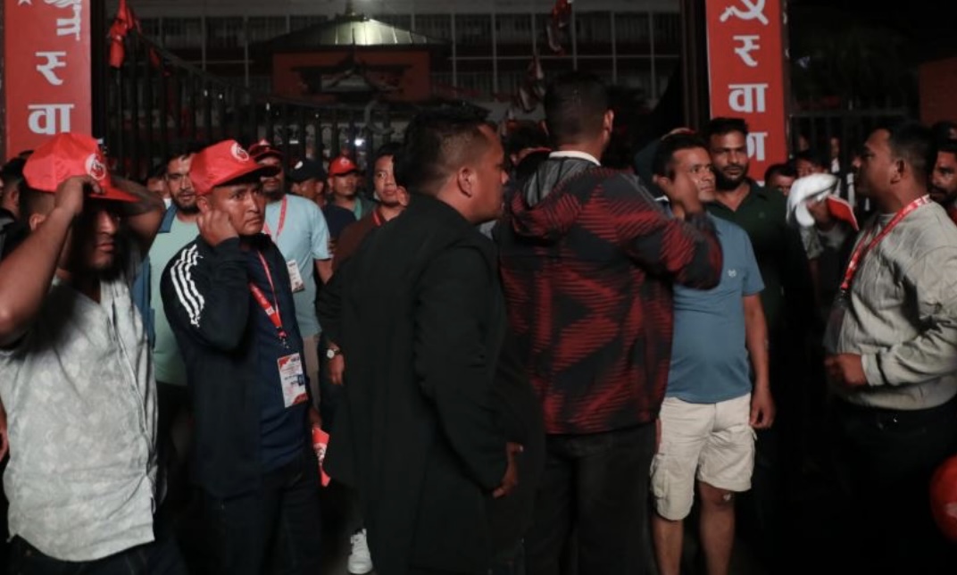 उग्र बन्दै वाइसिएल, स्वर्गीय राजपरिवारको सम्झनामा आयोजित दीप प्रज्वलन कार्यक्रममा ढुंगा प्रहार