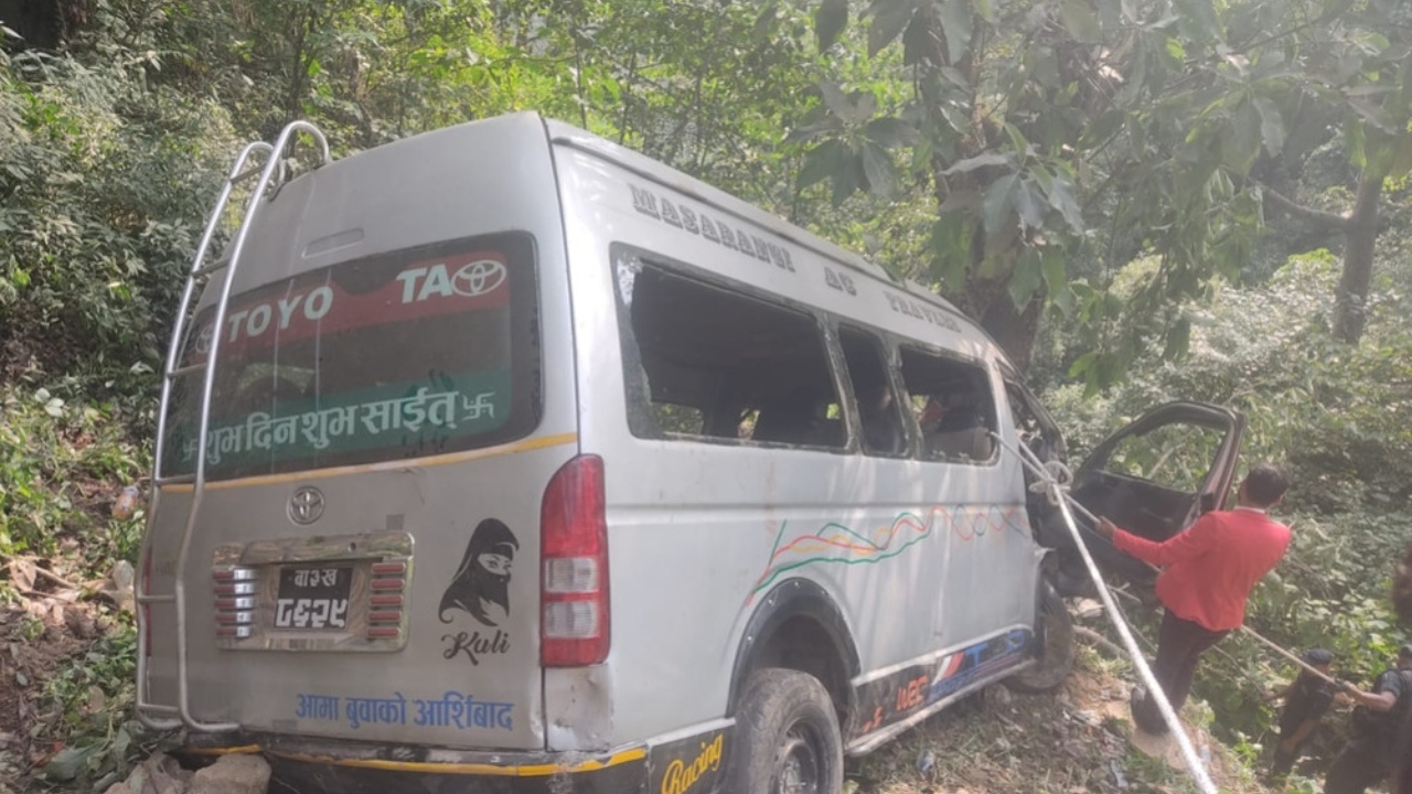 काठमाडौंबाट छुटेको माइक्रोबस नागढुंगामा दुर्घटना