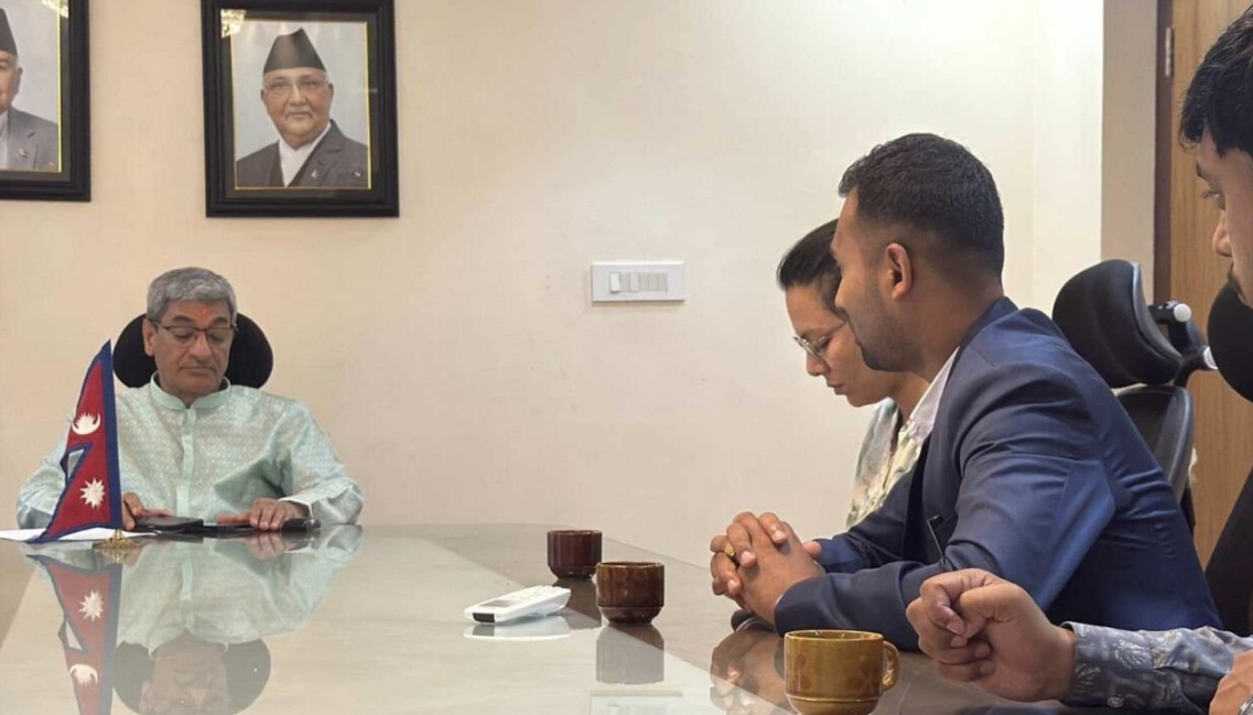 फेसबुकमा ‘अलबिदा’ लेख्ने डाक्टर श्रेष्ठको गृहमन्त्रीसँग भेट