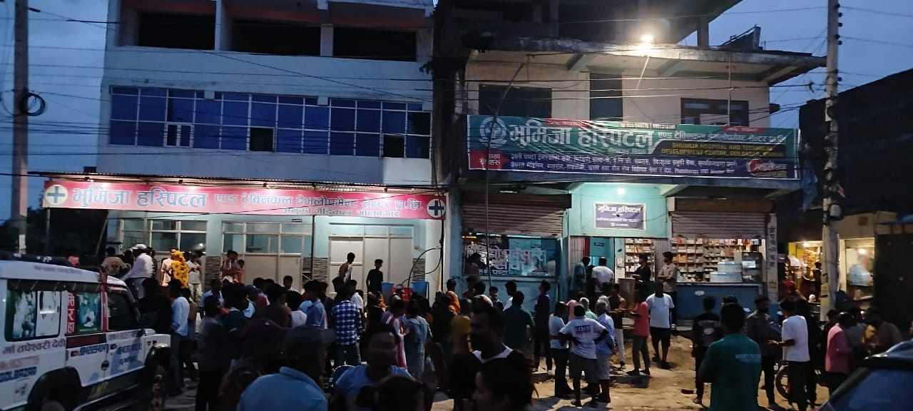 किशोरीले गरे युवकमाथि चक्कु प्रहार