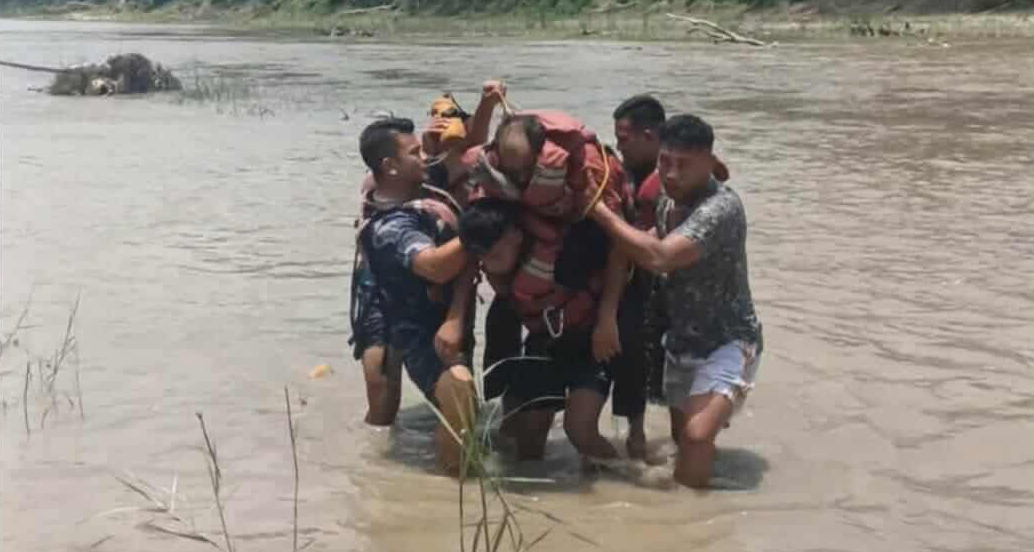 यसरी गरियो नारायणी नदीमा बग्दै आएका पुरुषको जीवितै उद्वार