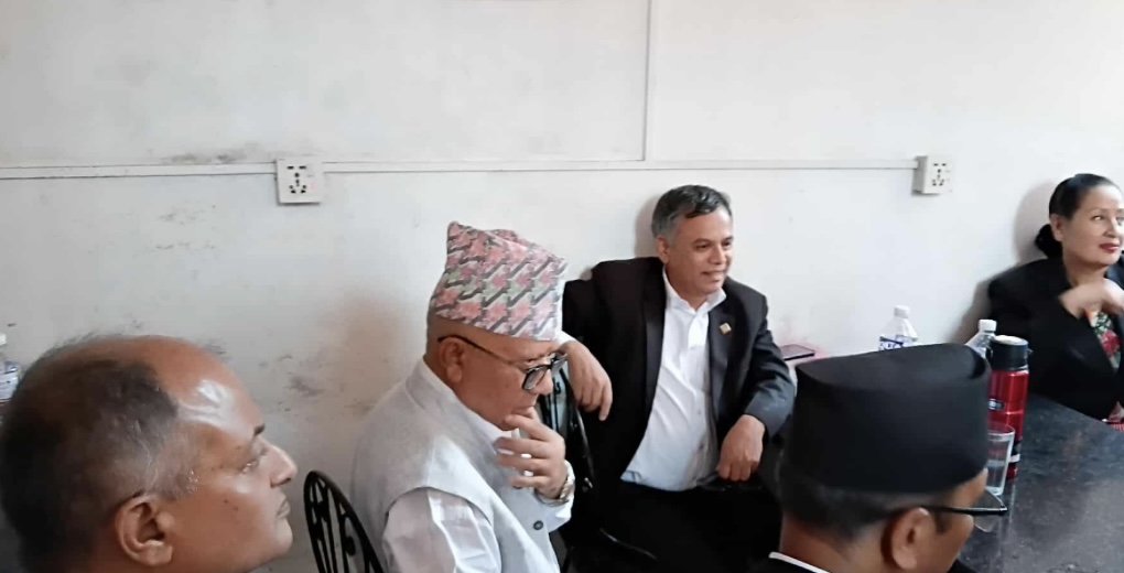 माधव नेपाललाई भेट्न इजलासमै पुगिन् झाँक्री