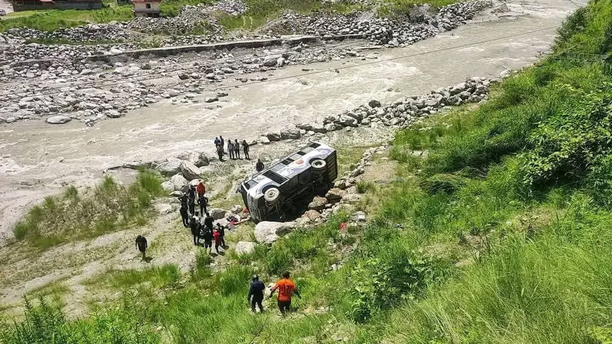 सिन्धुपाल्चोकमा बस दुर्घटना,बस खस्यो इन्द्रावती नदी किनारमा