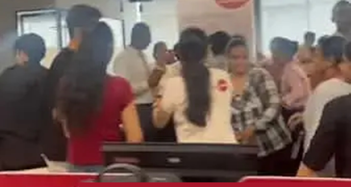 विमान दुर्घटनाको ८ दिनपछि पार्टी गरेको पाइएपछि एयर इन्डियाका ४ कर्मचारी बर्खास्त