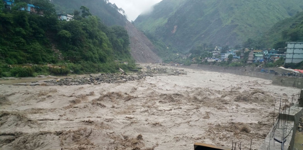 महाकालीमा पानीको बहाब बढ्यो, चारपाङ्ग्रे सवारीसाधन आवतजावतमा रोक