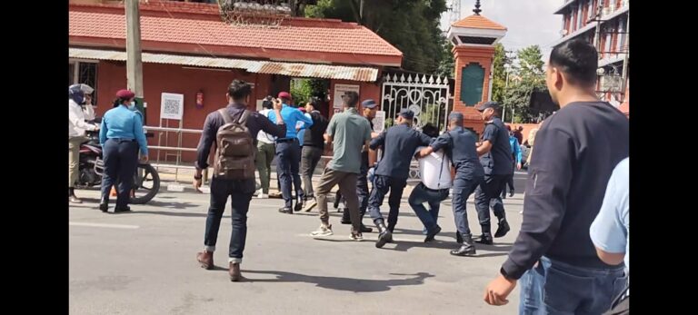 ‘गिरिबन्धुमा ओली कहिले पक्राउ पर्छन्’ सिंहदरबार दक्षिण गेटमा प्रदर्शन गर्नेहरु पक्राउ