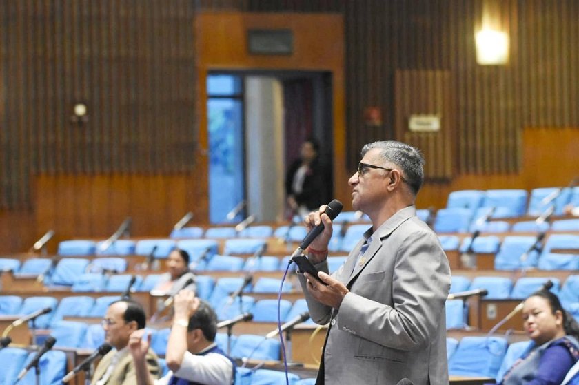 रास्वपालाई एमाले सांसदले जुत्ता चप्पल खोलेर विरोध गर्न मिल्दैन भनेपछि…