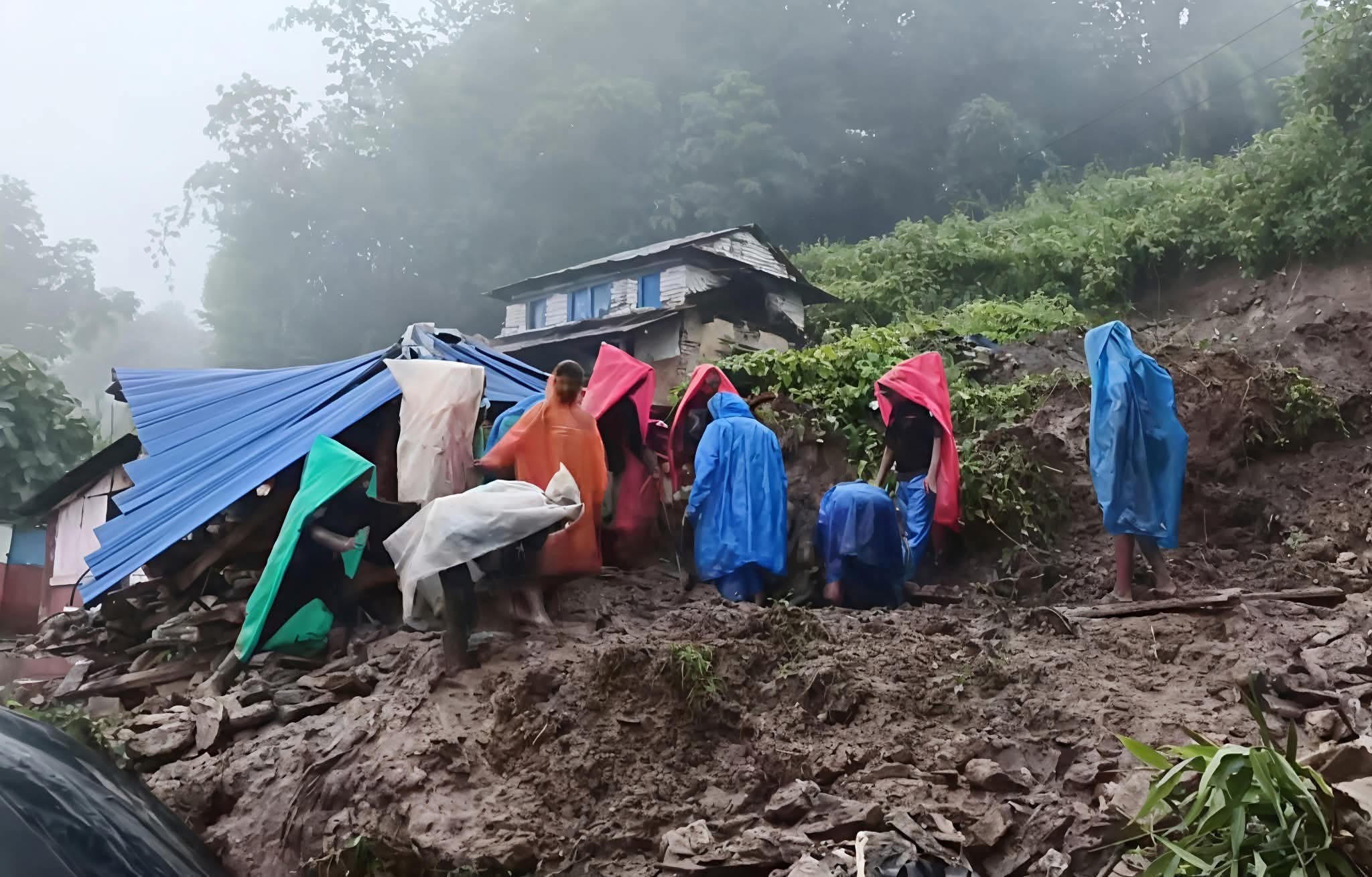 पहिरोमा पुरिएका दुई जनाकै शव फेला