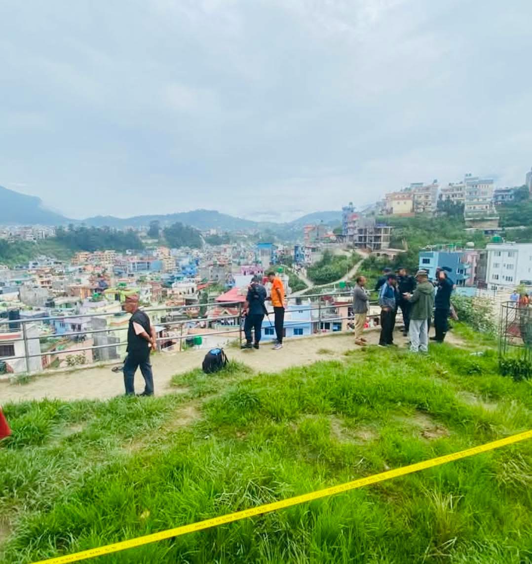 पिपलडाँडा खेल मैदानको बारमा एक महिला  झु’ण्डि’एको अवस्थामा मृत फेला