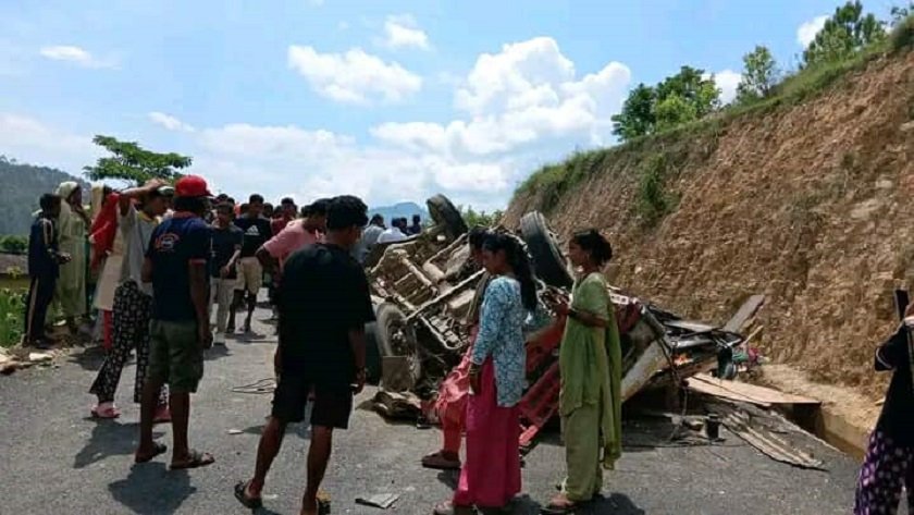 फोर्स गाडी दुर्घटना, चालकसहित १३ जना घाइते