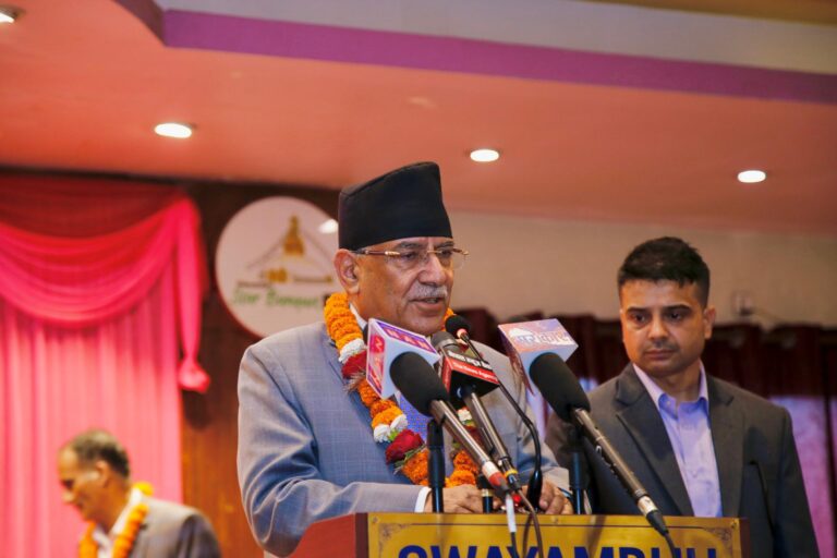 ओलीले ‘मदन भण्डारीका चारवटी श्रीमती थिए’ भनेपछि एमालेमा संकट गहिरियोः प्रचण्ड