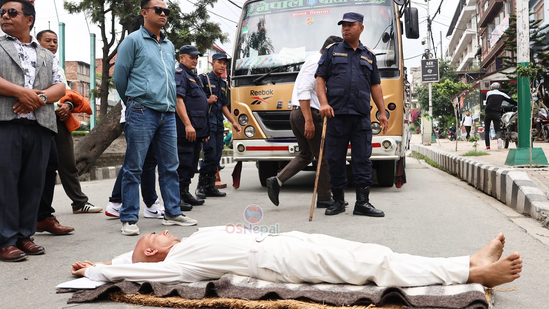 जब यी मेयर माईतीघरमा सडकमा नै सुते…