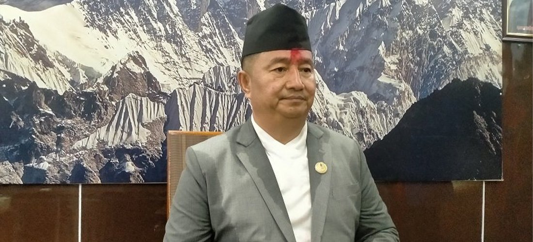 बहादुरले बनाउन सकेनन् नयाँ मन्त्री, राजीनामा दिनेहरूको पद आफैँले राखे