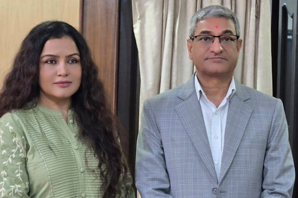 अचानक नायिका रेखा थापा  किन पुगे  गृहमन्त्री रमेश लेखकको निवासमा ?