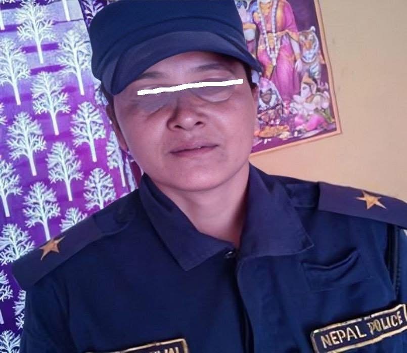 आफूलाई प्रहरी असई हुँ भन्दै नक्कली तिलहरी धितो राखेर ११ लाख रुपैयाँ ठगी