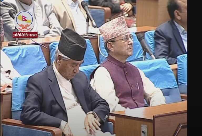 प्रधानमन्त्री ओली सम्बोधन गर्दैगर्दा देउवा घडीमा समय हेर्दै