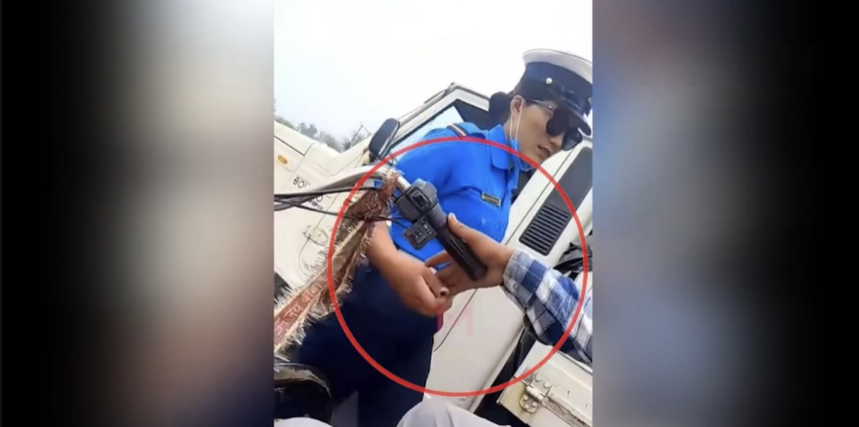 खनारमा सिटी चालकसँग घुस लिने महिला ट्राफिक प्रहरी को हुन् ?