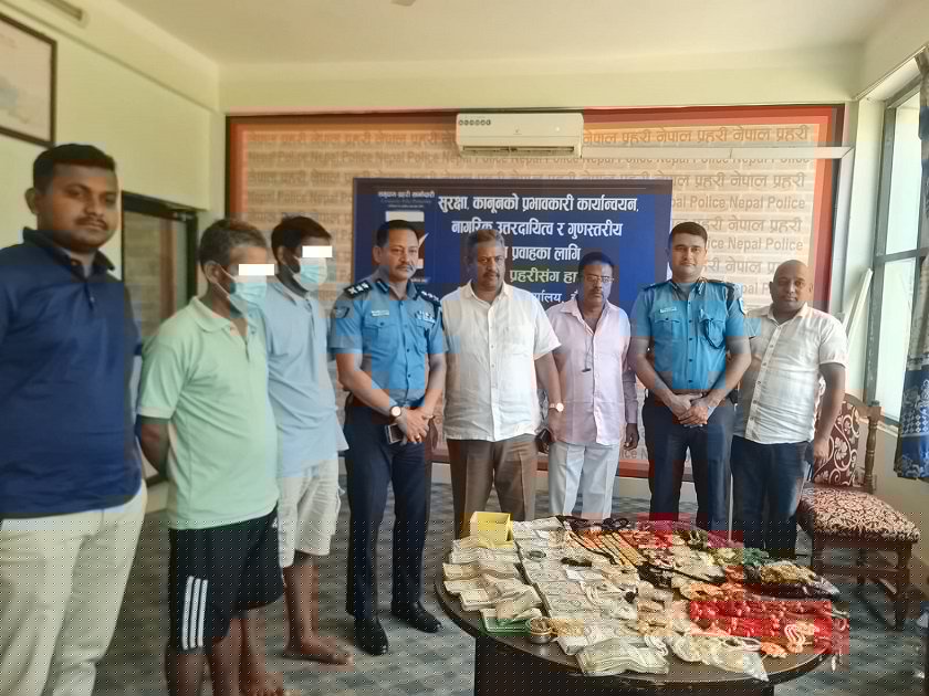 यसरी पक्राउ परे भारतमा चोरेर नेपाल फर्किएका २ जना , सामान किन्ने पनि फसे