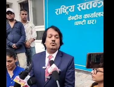 रवि लामिछानेको पक्षमा हस्ताक्षर गर्न घण्टीघर पुगे डा.सिके राउत