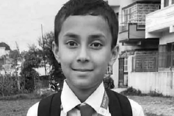 ६ महिनाको हुँदा २०७२ को भूकम्पमा परेर आमा गुमाएका  गिरीको बाख्रा गोठाला जाँदा भीरबाट ल’डेर नि’धन