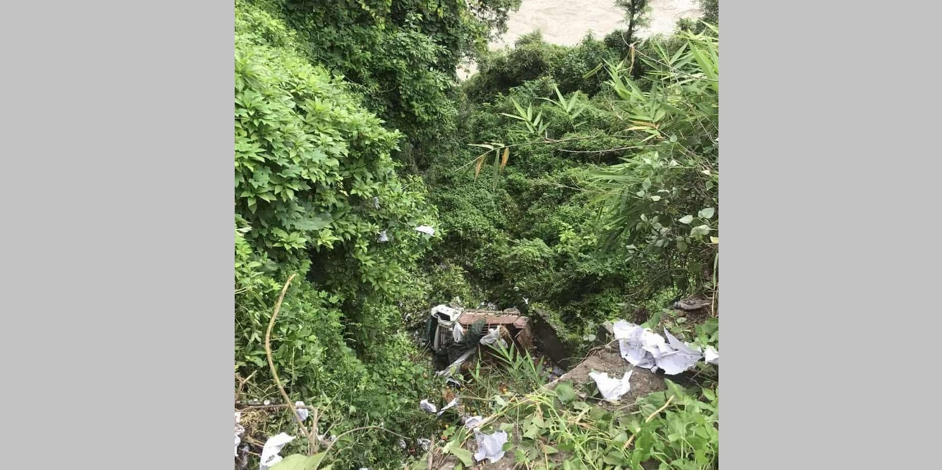 सिमलतालबाट त्रिशूलीको किनारमा खस्यो मिनी ट्रक