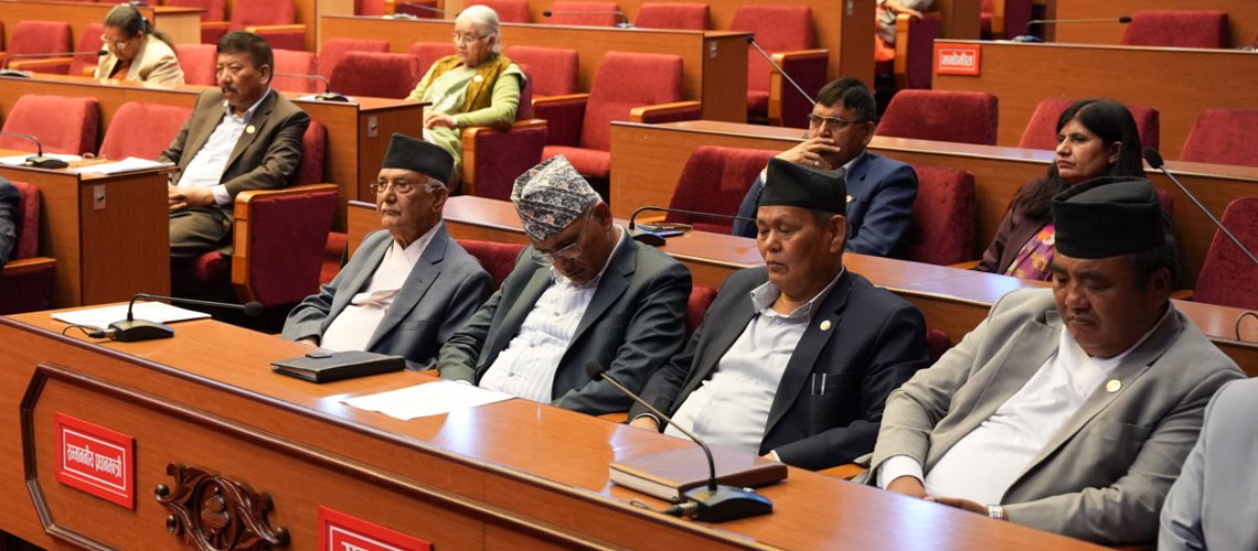 प्रधानमन्त्रीकै छेउमा तीन मन्त्री यसरी निदाएपछि