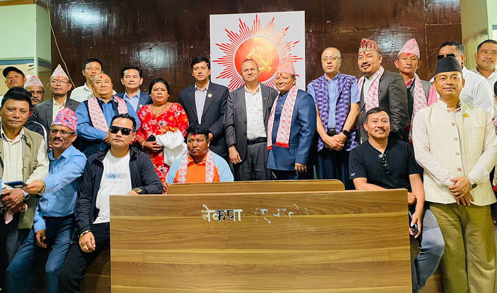 एमालेमै फर्किए नेकपा एसनिकटको पेशागत महासंघका नेताहरू