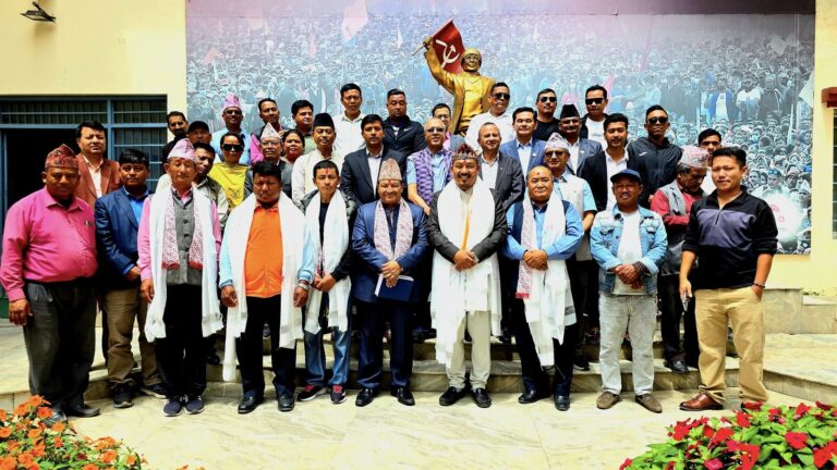 माधव नेपाल छोडेर पूरानै घर एमालेमा फर्किन थाले नेताहरू, च्यासलमा न्यानो स्वागत