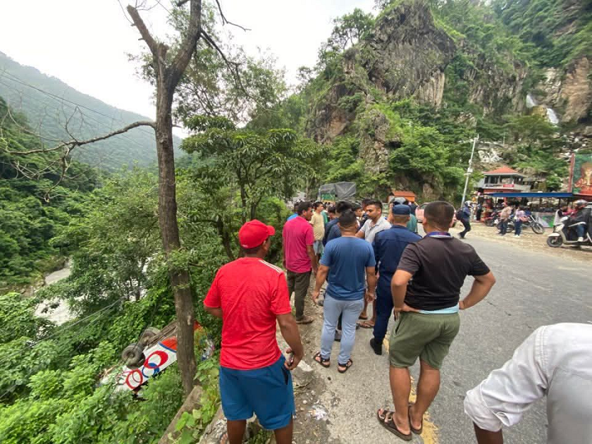 मर्स्याङ्दी नदीमा खस्यो यात्रुवाहक बस