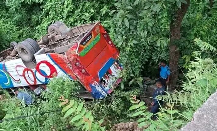 ऐना पहरा बस दुर्घटना : ७ घाइते, २ जनाको अवस्था गम्भीर