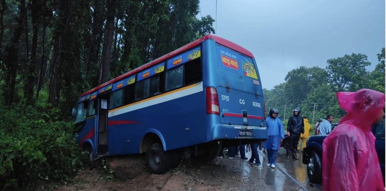 कावासोतीमा बस दुर्घटना, १५ जना घाइते ( नामावली सहित)