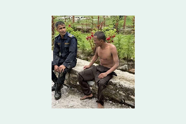 खोलाले बगाउँदै ल्याएको व्यक्तिलाई प्रहरी सहायक हवल्दार कोइरालाले गरे खोलामा हामफाली सकुशल उद्धार