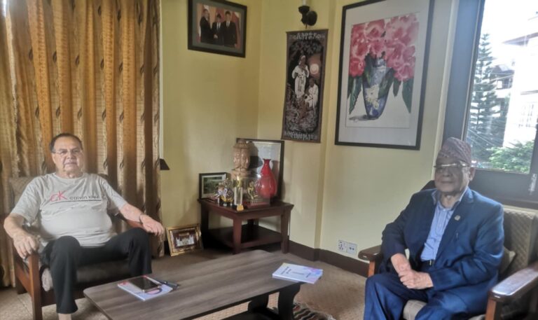 माधव नेपालविरुद्ध पार्टीभित्रै घेराबन्दीको संकेत, चिढिएका वामदेवले भेटे झलनाथ