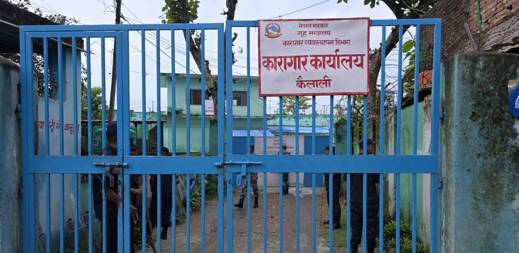 कैलाली कारागार झडपमा घाइते एक जनालाई स्काई ट्रकबाट काठमाडौं लगिँदै