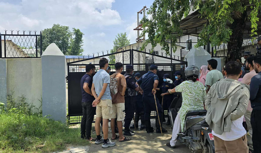 कैदीबन्दीको नियन्त्रणमा रहेको कैलाली कारागारमा हतियारसहितका सुरक्षाकर्मीको प्रवेश