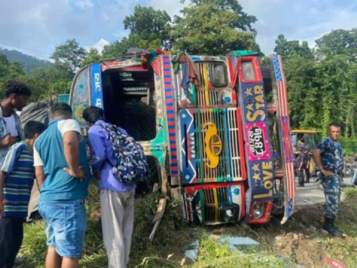 ट्रकले स्कुटरलाई ठक्कर दिँदा दुई जना घाइते