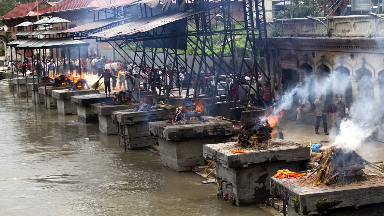 पशुपति आर्यघाटबाट जलाउँदै गरेको शवबाट हड्डी र खरानी खरिद गर्ने व्यक्ति पक्राउ