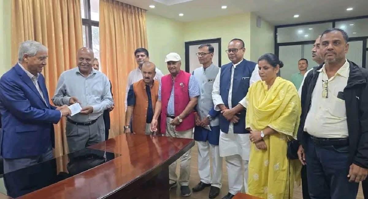 पूर्वमहामन्त्री देवेन्द्र यादवलाई सदस्यता दिएर एक दिनमै खोस्यो कांग्रेसले