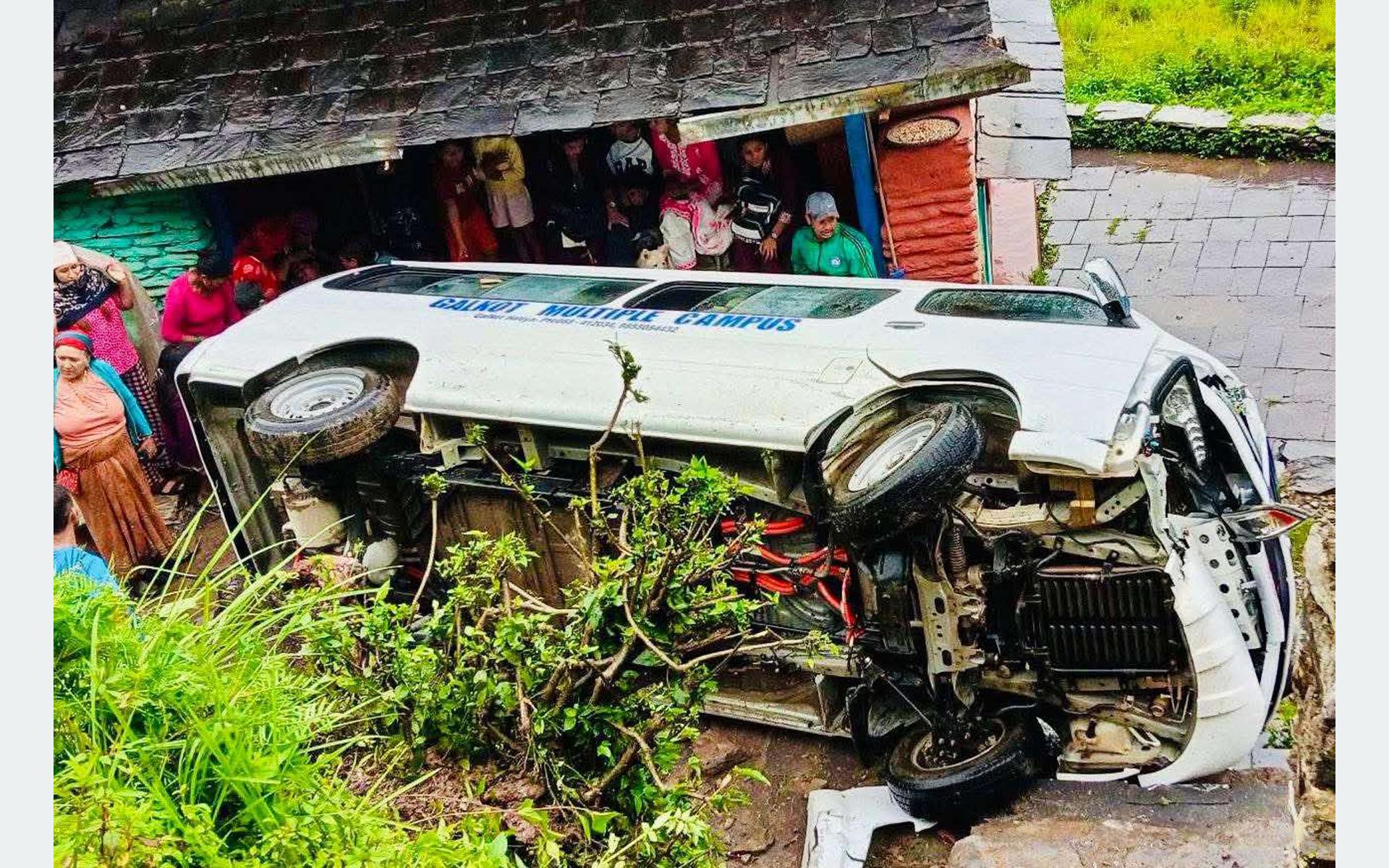 यसरी भयो विद्यार्थी बोकेको भ्यान दुर्घटना