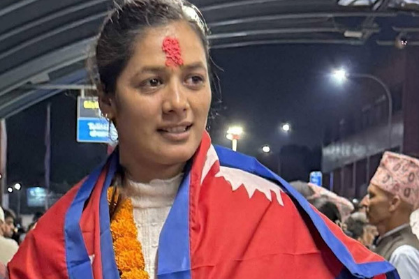 यी राष्ट्रिय खेलाडीले नेपालको झण्डा ओढेर आँसु झार्दै भावुक मुद्रामा छाडिन् नेपाल